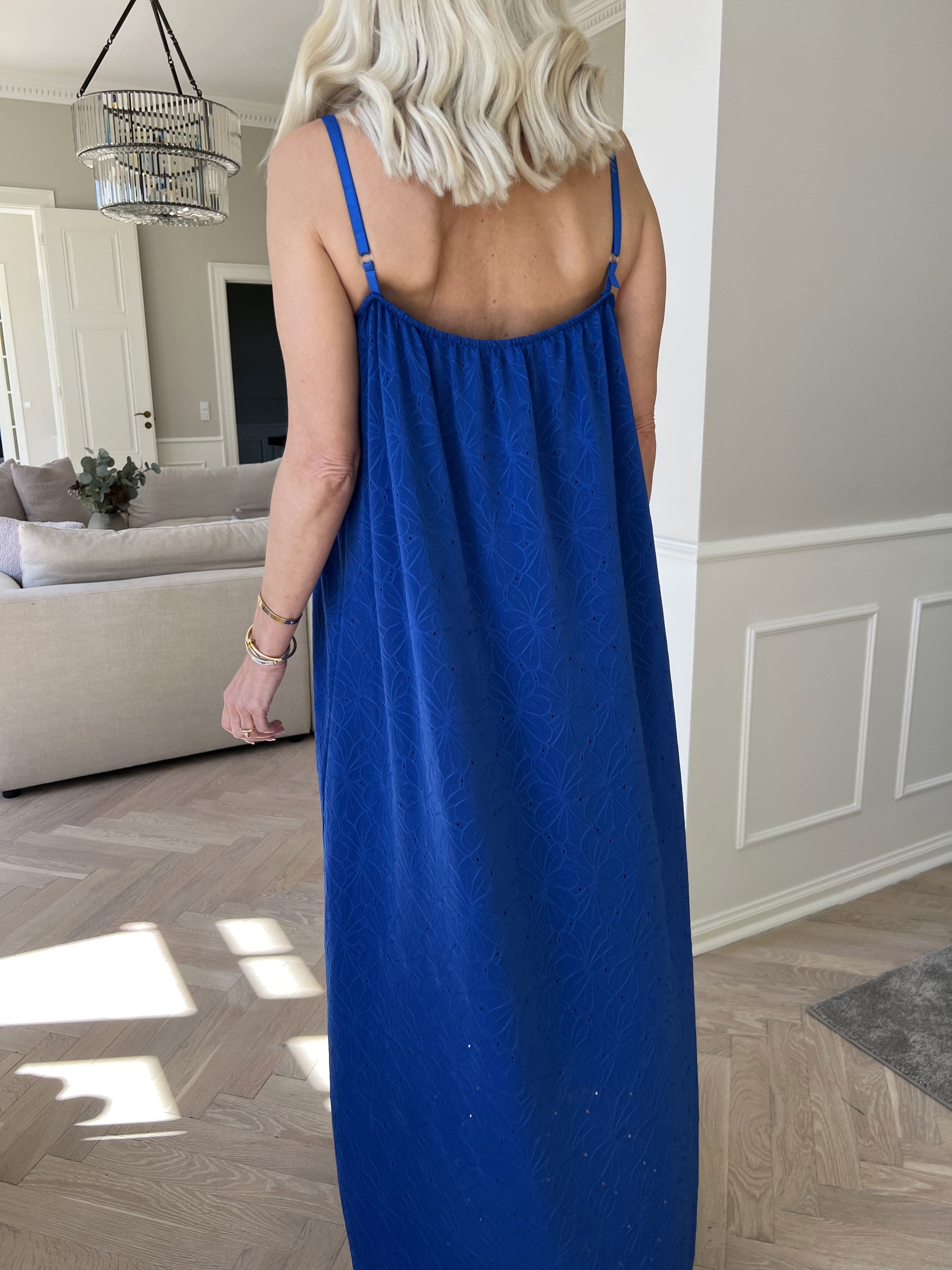Emilie - Axelbandsklänning i mjukt tyg med broderie anglaise